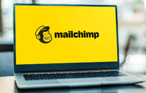 Fachmesse mit verschiedenen Ständen